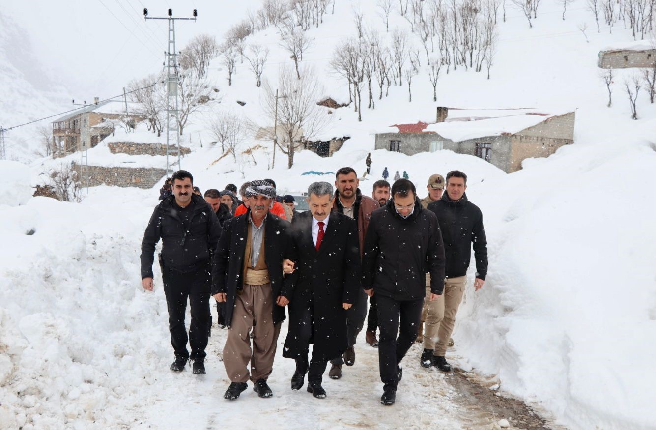 Vali Ekici çığ düşen köyde incelemelerde bulundu
