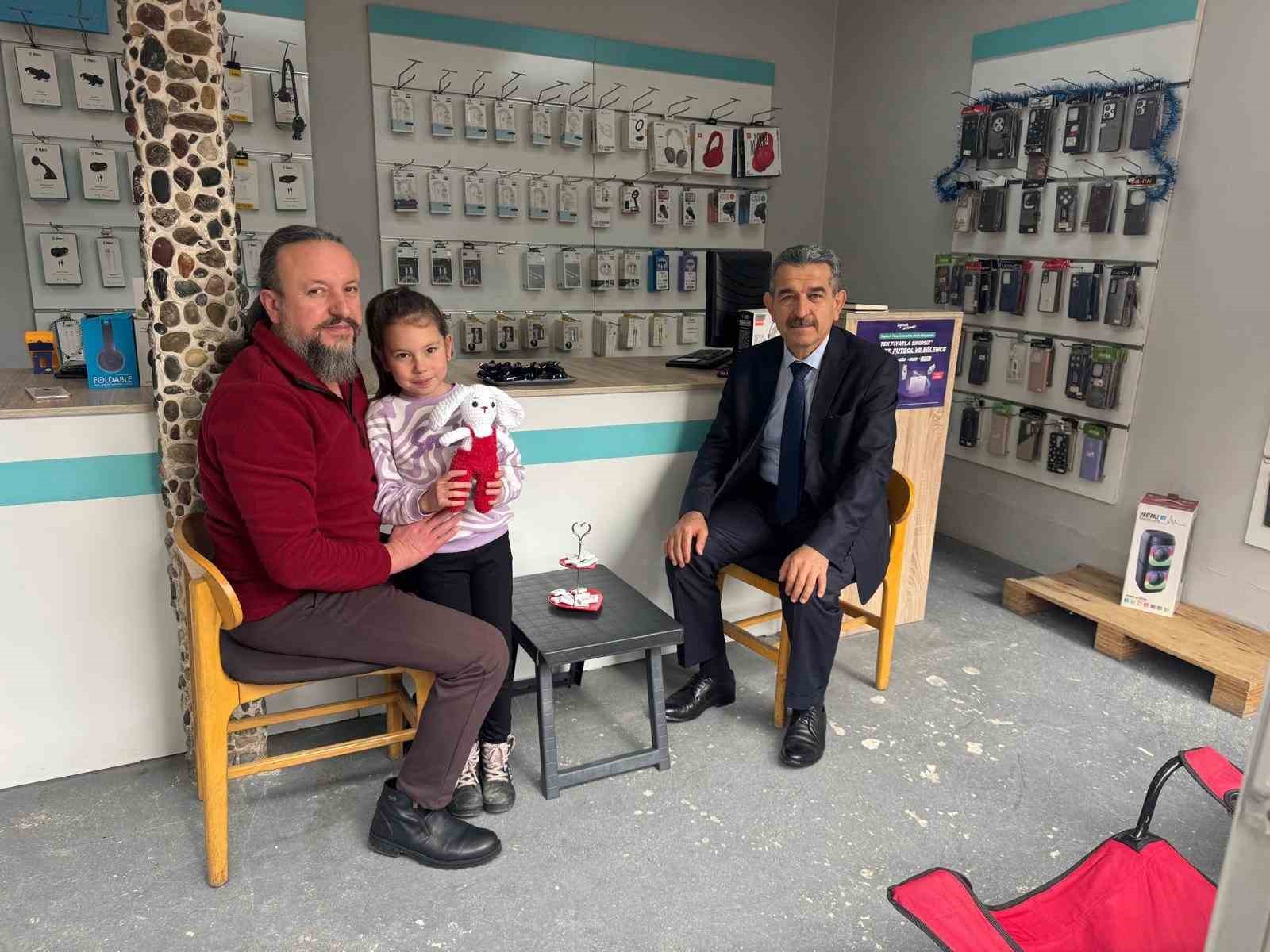 Vali Ekici hem makamda dinledi hem sahada esnafın nabzını tuttu
Vali Ekici hem makamda dinledi hem sahada esnafın nabzını tuttu