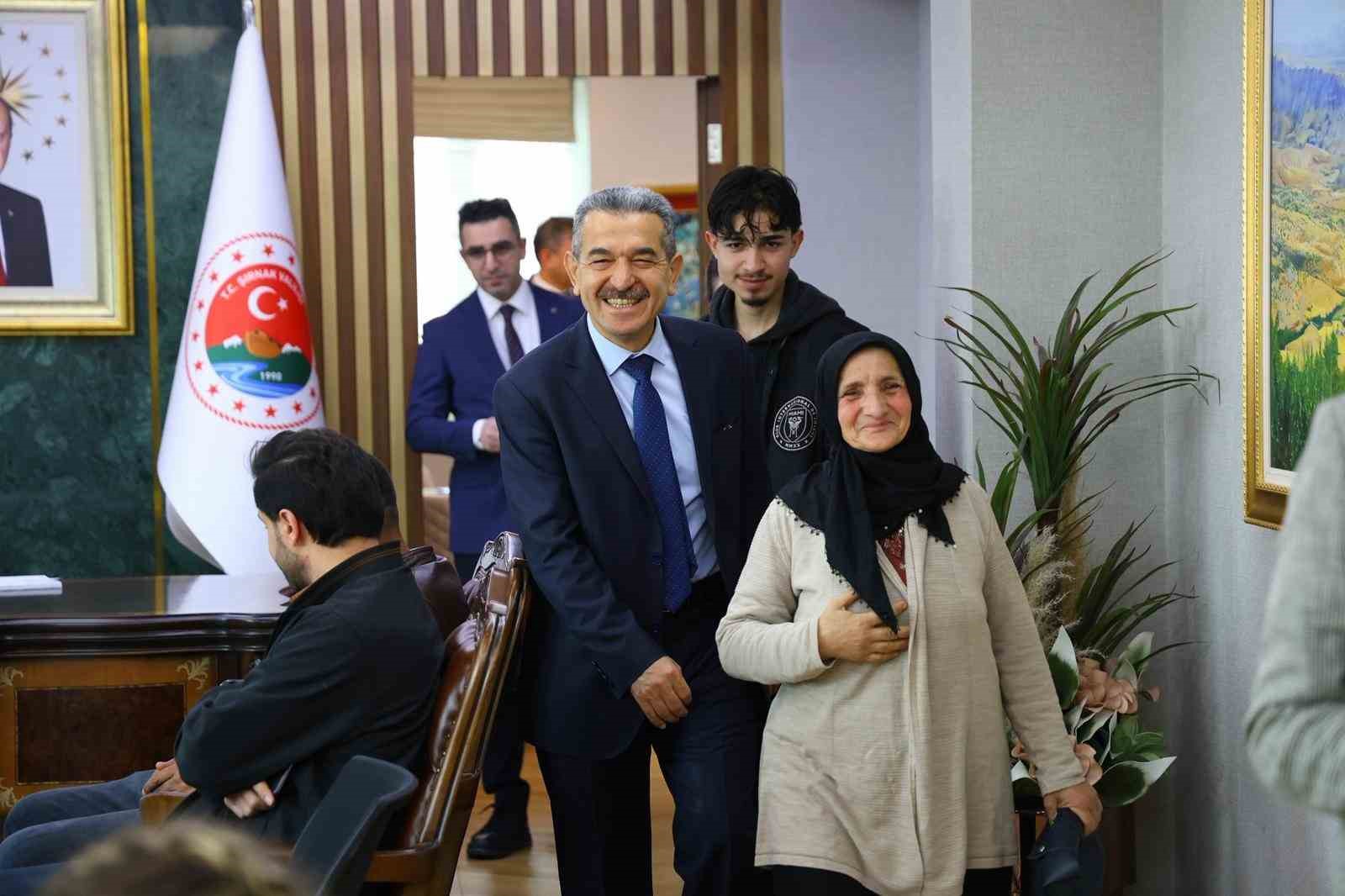 Vali Ekici hem makamda dinledi hem sahada esnafın nabzını tuttu
Vali Ekici hem makamda dinledi hem sahada esnafın nabzını tuttu