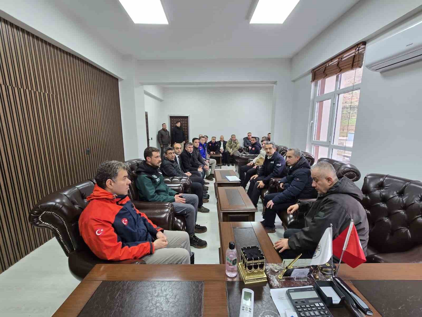 Vali Ekici Kasrik’te: "Devlet tüm imkanlarıyla sahada"
