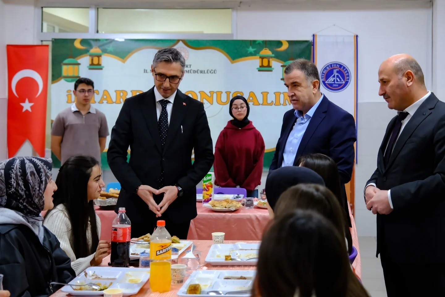 Vali Eldivan, Bayburt Fen Lisesi öğrencileriyle iftarda buluştu
