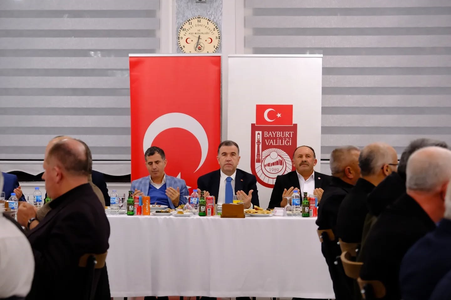 Vali Eldivan: "Valiler, milletvekilleri, muhtarlar gelip geçici; hizmet kalıcı"
Vali Eldivan: "Valiler, milletvekilleri, muhtarlar gelip geçici; hizmet kalıcı"