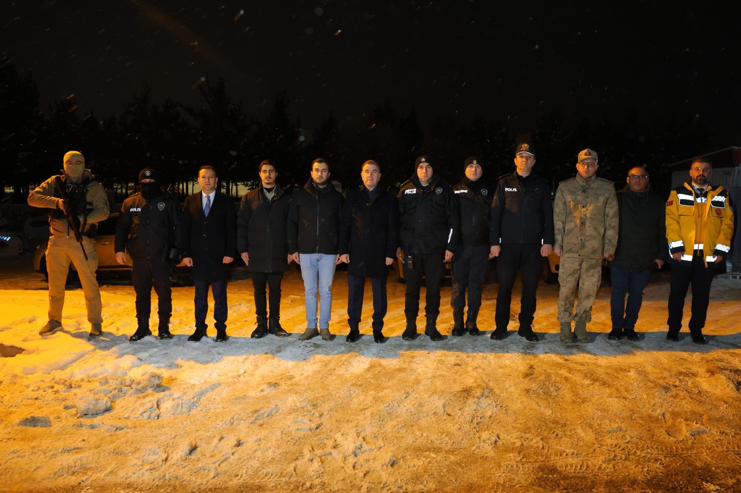 Vali Eldivan yeni yıla görevi başındaki güvenlik güçleriyle girdi
