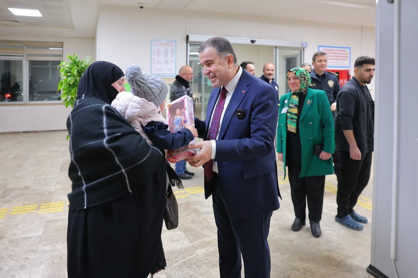 Vali Eldivan’dan sağlık çalışanlarına yeni yıl ziyareti
