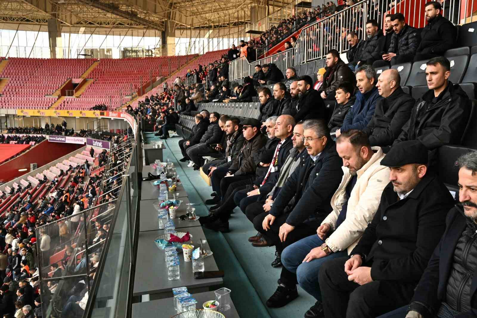 Vali Erdinç Yılmaz, Eskişehirspor’un Altay maçını tribünden takip etti

