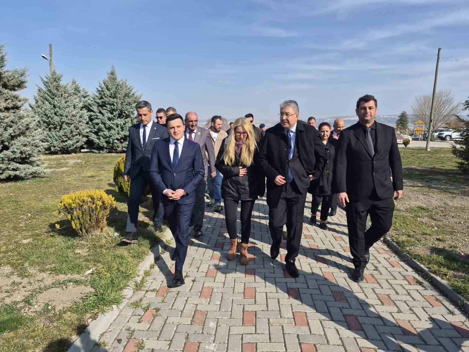 Vali Erdinç Yılmaz Seyitgazi’de tarihi mekanları yerinde inceledi
