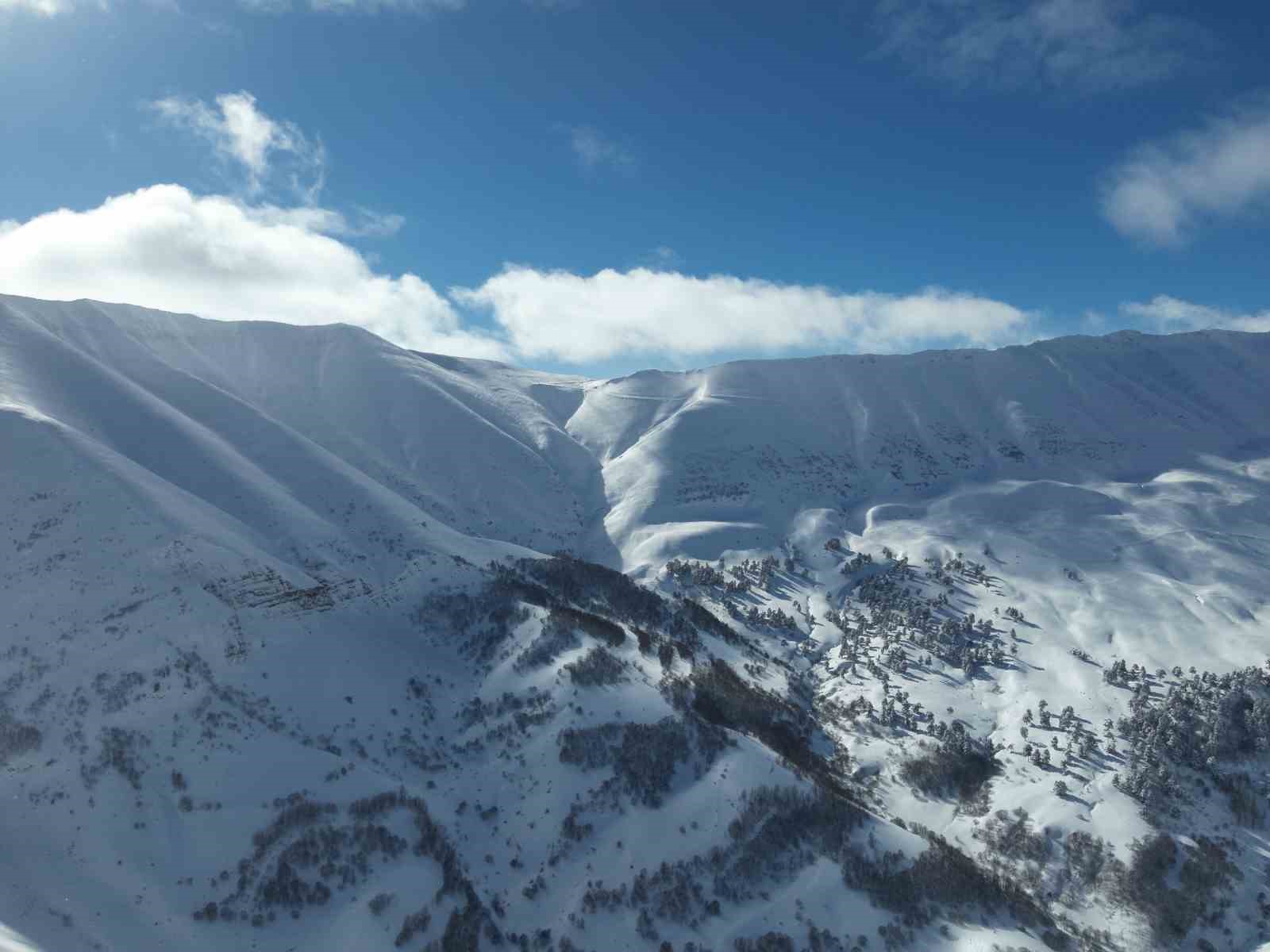 Vali Ergün: "Arama kurtarma çalışmaları durmadı, çığ riski sebebiyle ara verildi"
