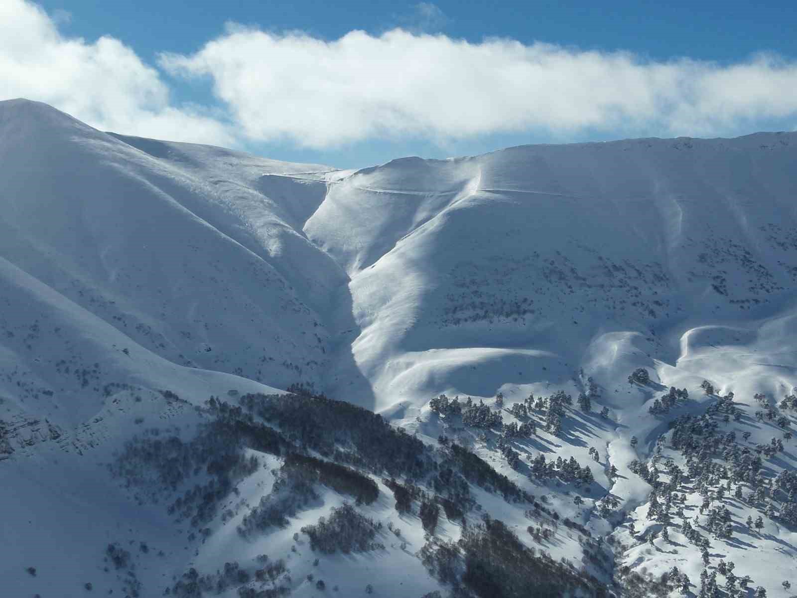 Vali Ergün: "Arama kurtarma çalışmaları durmadı, çığ riski sebebiyle ara verildi"
