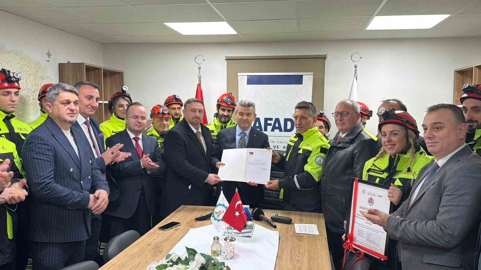 Vali Ergün: "Arama kurtarma çalışmaları durmadı, çığ riski sebebiyle ara verildi"
