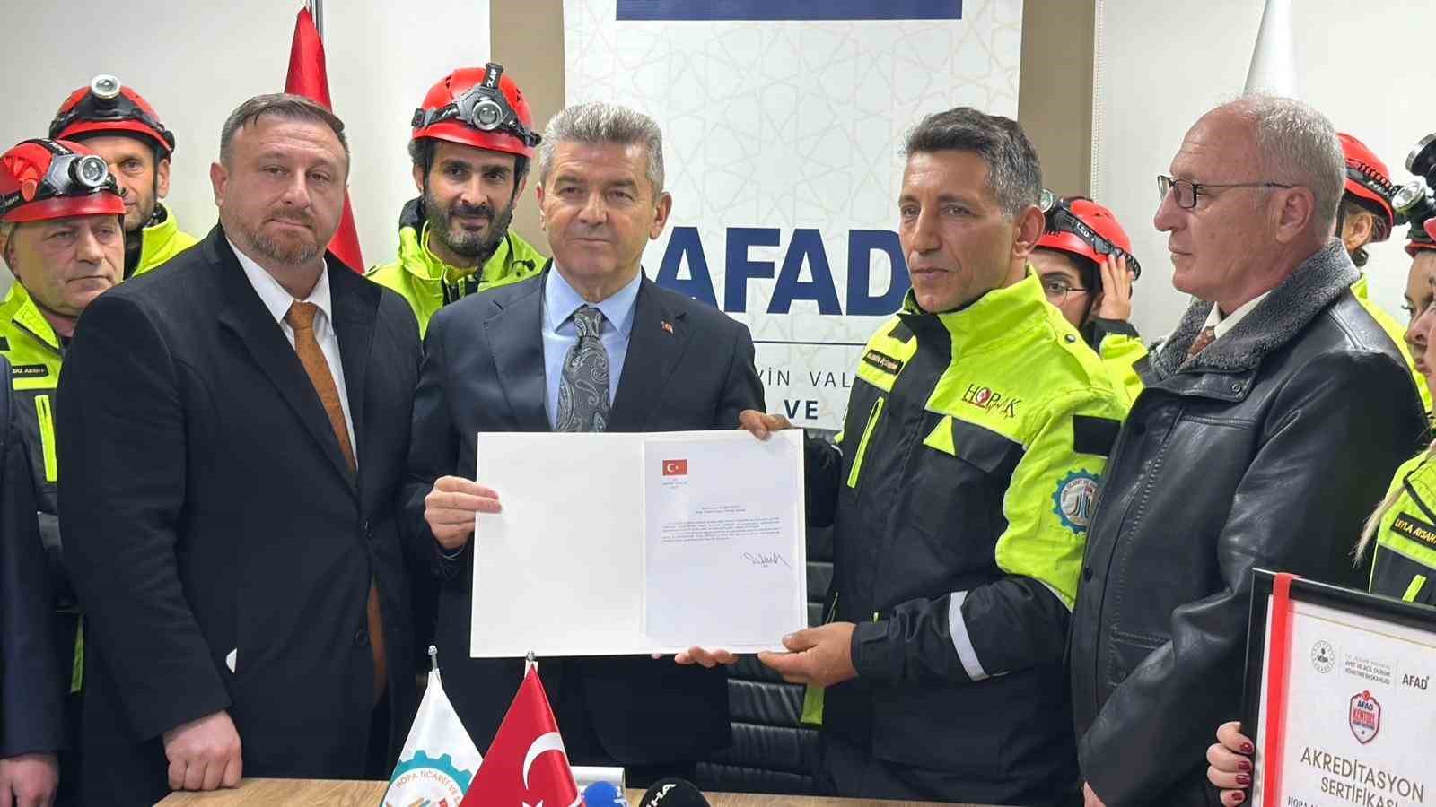 Vali Ergün: "Arama kurtarma çalışmaları durmadı, çığ riski sebebiyle ara verildi"
