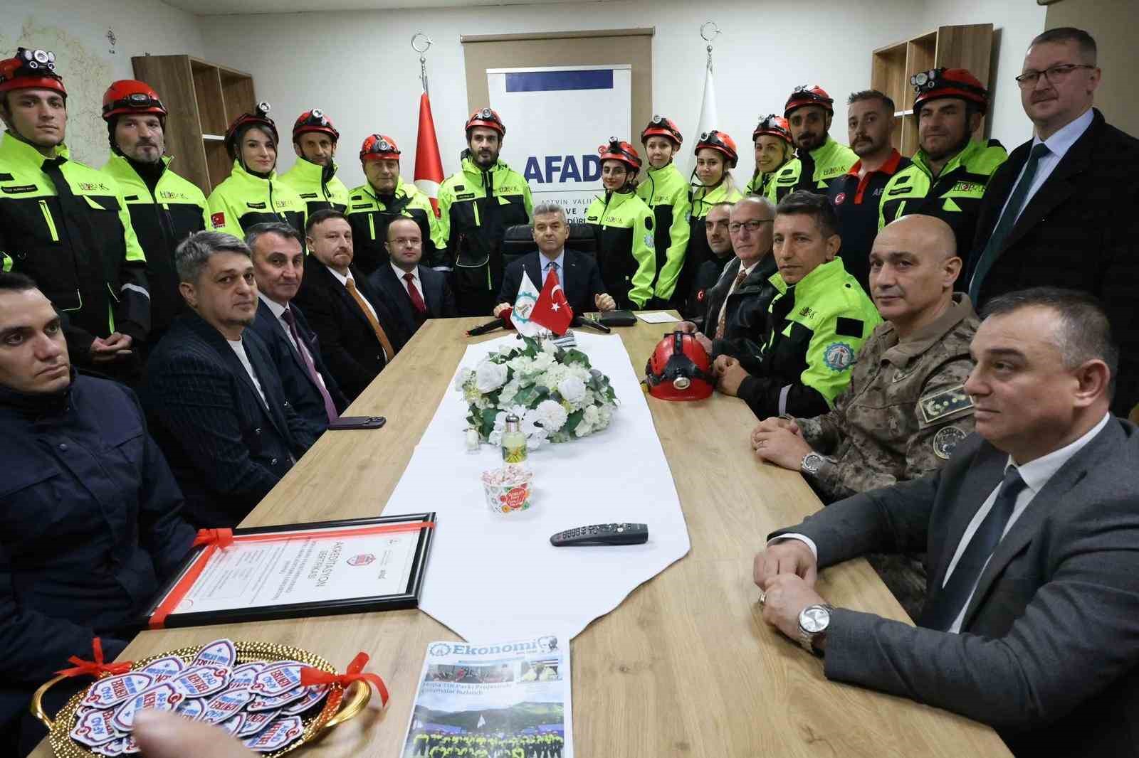 Vali Ergün: "Arama kurtarma çalışmaları durmadı, çığ riski sebebiyle ara verildi"
