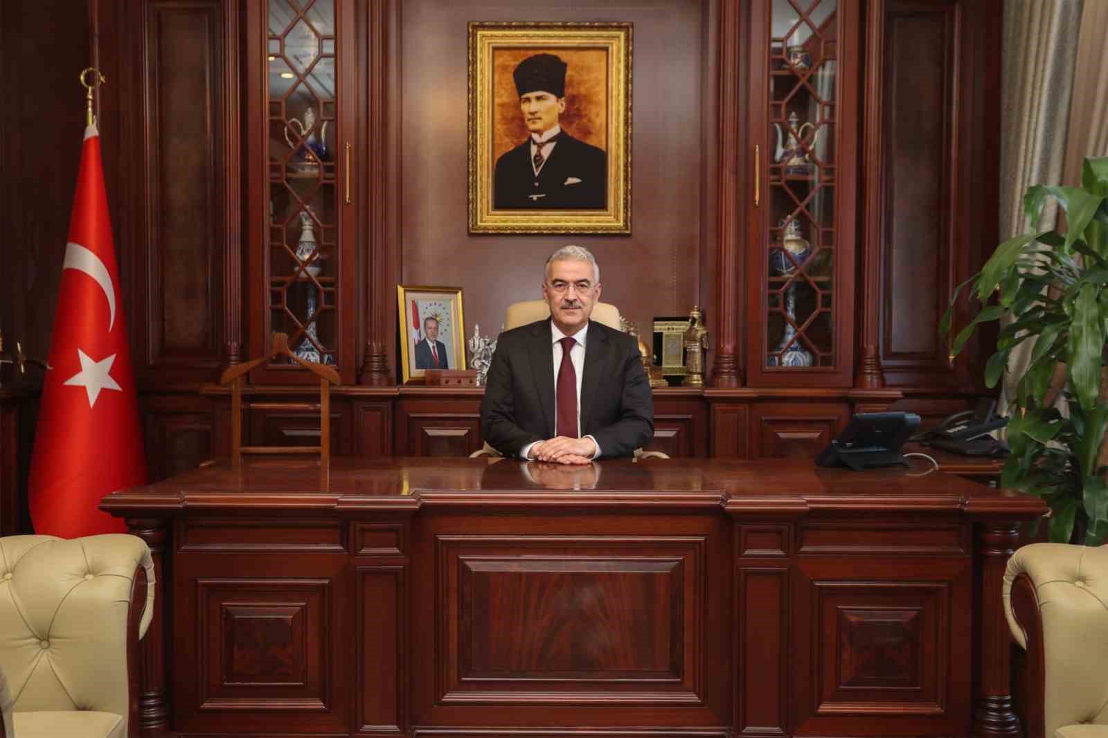 Vali Erol Ayyıldız: "Asrın felaketi, devletin ve milletin kenetlendiği tarihi bir imtihan olmuştur"
