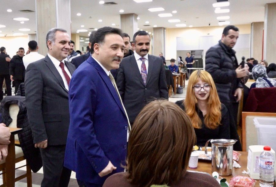 Vali Gökmen Çiçek, ERÜ öğrencileri ile iftar yaptı
