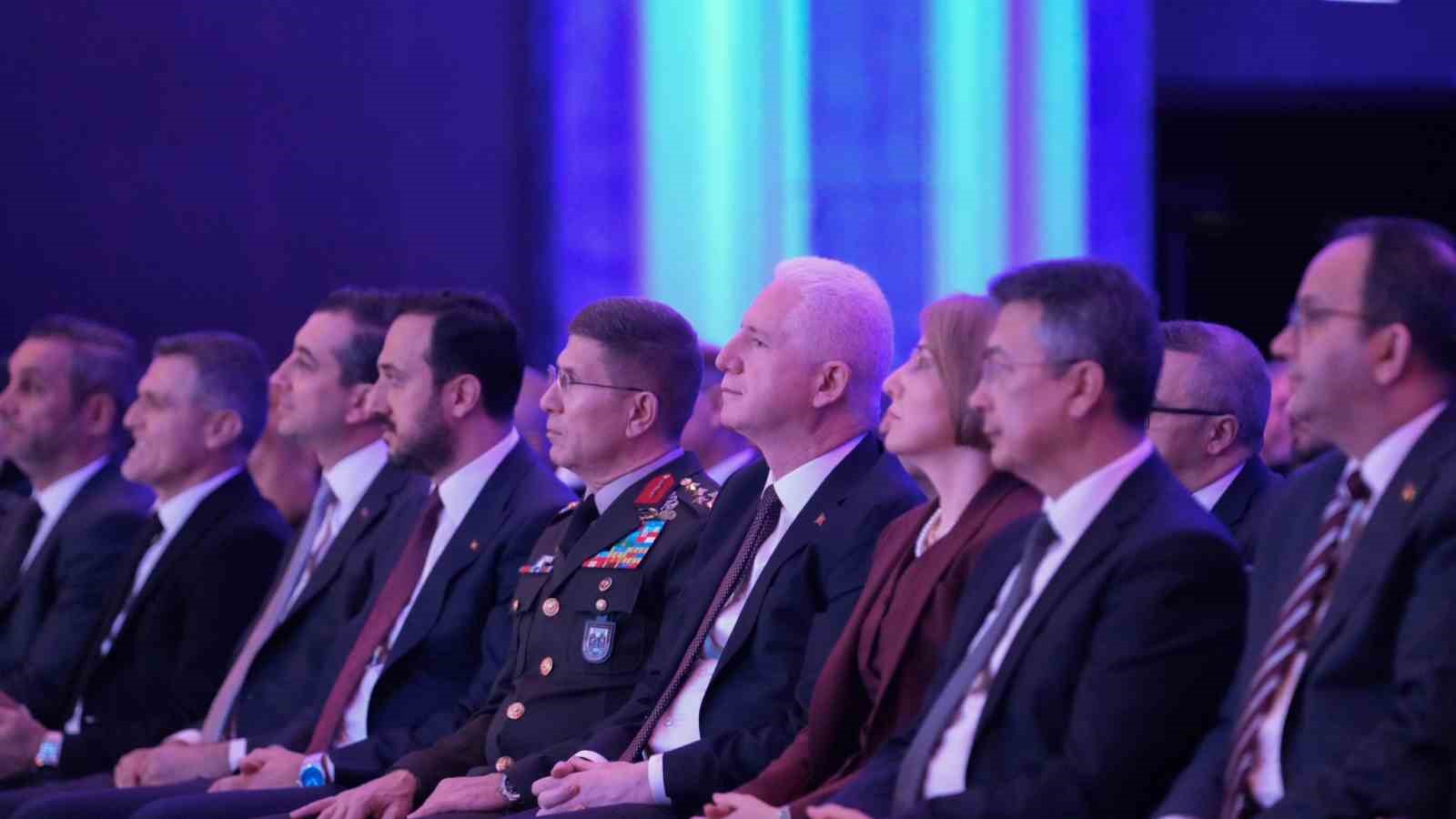 Vali Gül: "100 bin çocuğumuza sıcak yemek ulaştırmayı hedefliyoruz"
Vali Gül: "100 bin çocuğumuza sıcak yemek ulaştırmayı hedefliyoruz"
