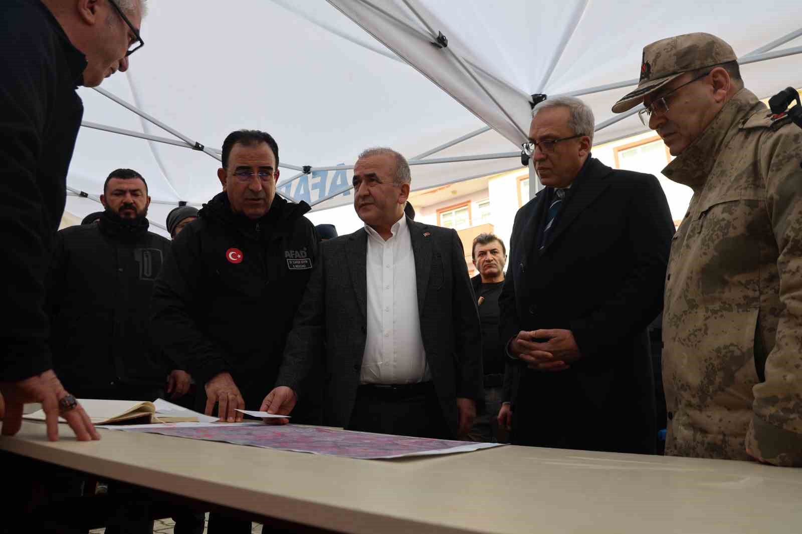 Vali Hatipoğlu: "Arama ve tarama faaliyetleri geniş bir alan içerisinde devam ediyor"
