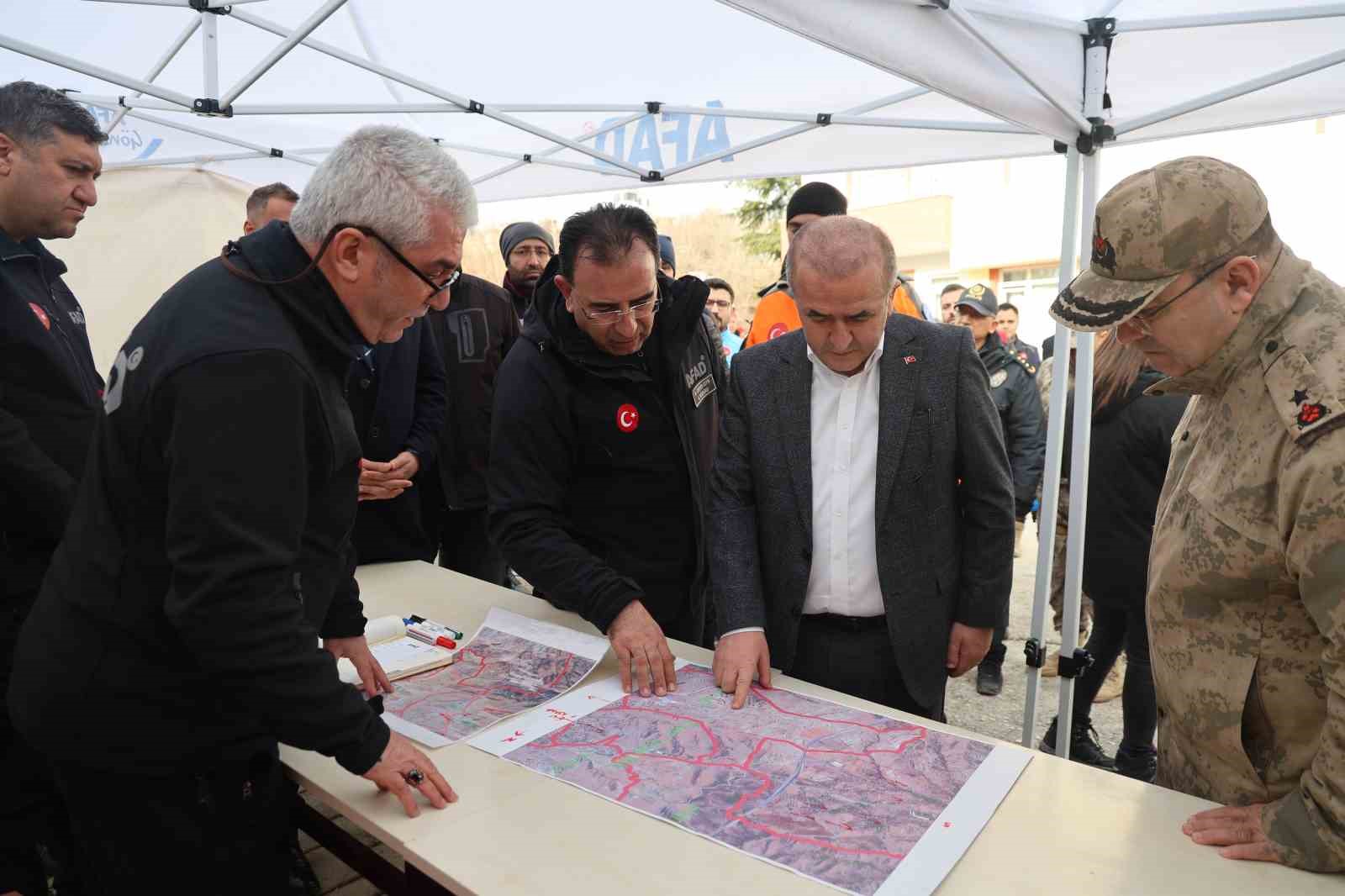 Vali Hatipoğlu: "Arama ve tarama faaliyetleri geniş bir alan içerisinde devam ediyor"
