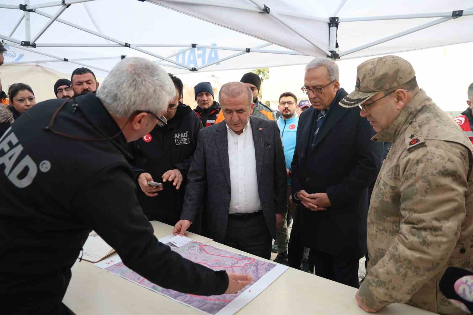 Vali Hatipoğlu: "Arama ve tarama faaliyetleri geniş bir alan içerisinde devam ediyor"
