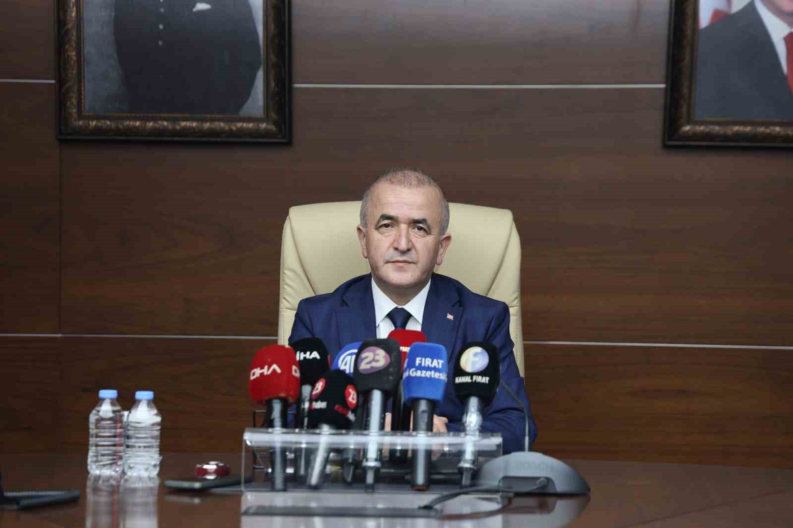 Vali Hatipoğlu: "Randevusu olmayan ebeveynler okul bahçesine sokulmayacak"
Vali Hatipoğlu: "Randevusu olmayan ebeveynler okul bahçesine sokulmayacak"