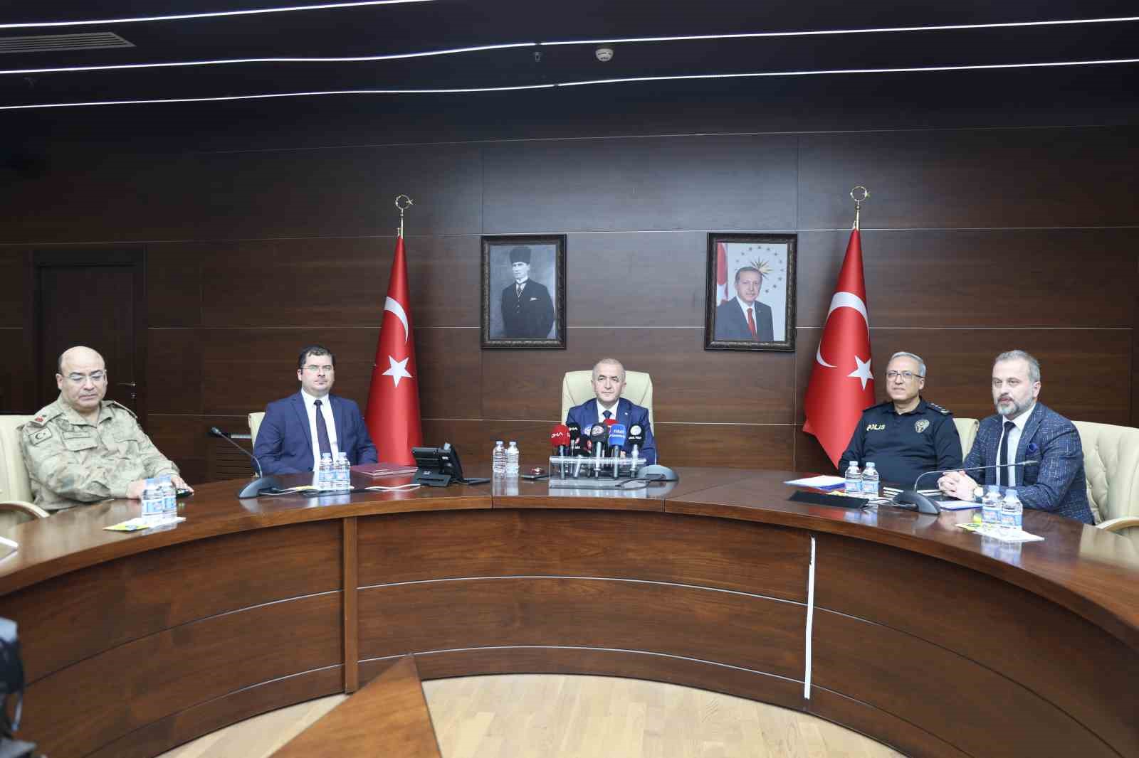 Vali Hatipoğlu: "Randevusu olmayan ebeveynler okul bahçesine sokulmayacak"
Vali Hatipoğlu: "Randevusu olmayan ebeveynler okul bahçesine sokulmayacak"