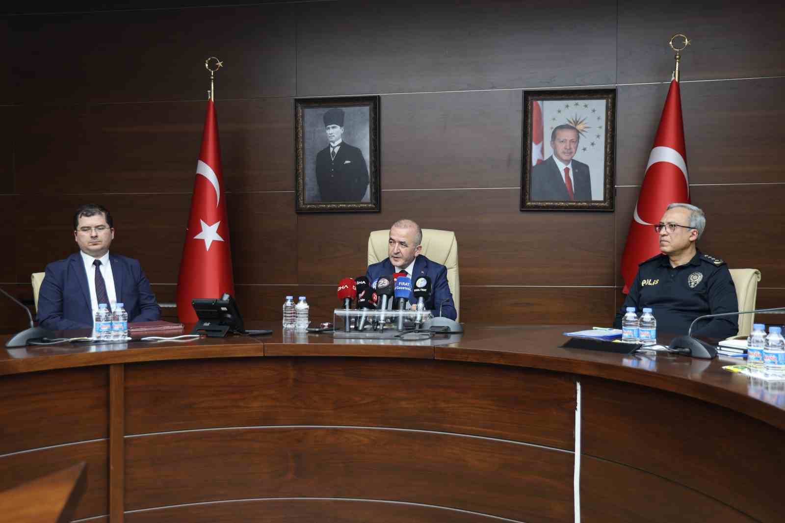 Vali Hatipoğlu: "Randevusu olmayan ebeveynler okul bahçesine sokulmayacak"
Vali Hatipoğlu: "Randevusu olmayan ebeveynler okul bahçesine sokulmayacak"