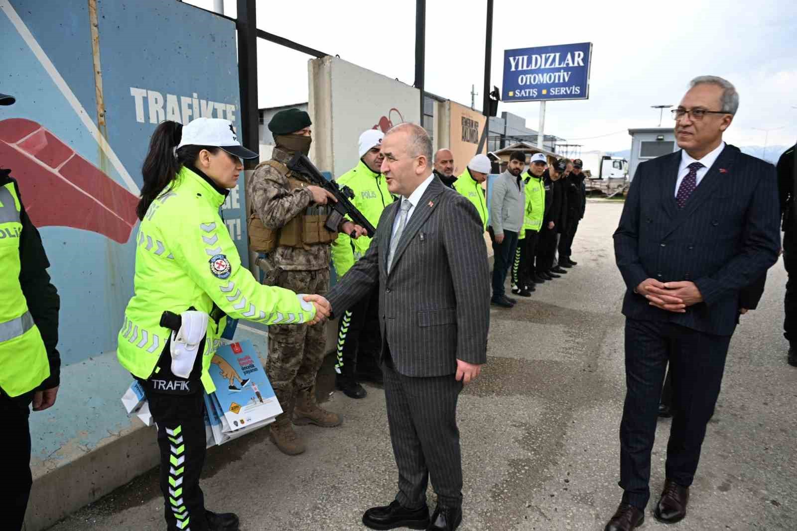 Vali Hatipoğlu, uygulama noktalarında güvenlik güçleri  ve vatandaşlarla bayramlaştı
