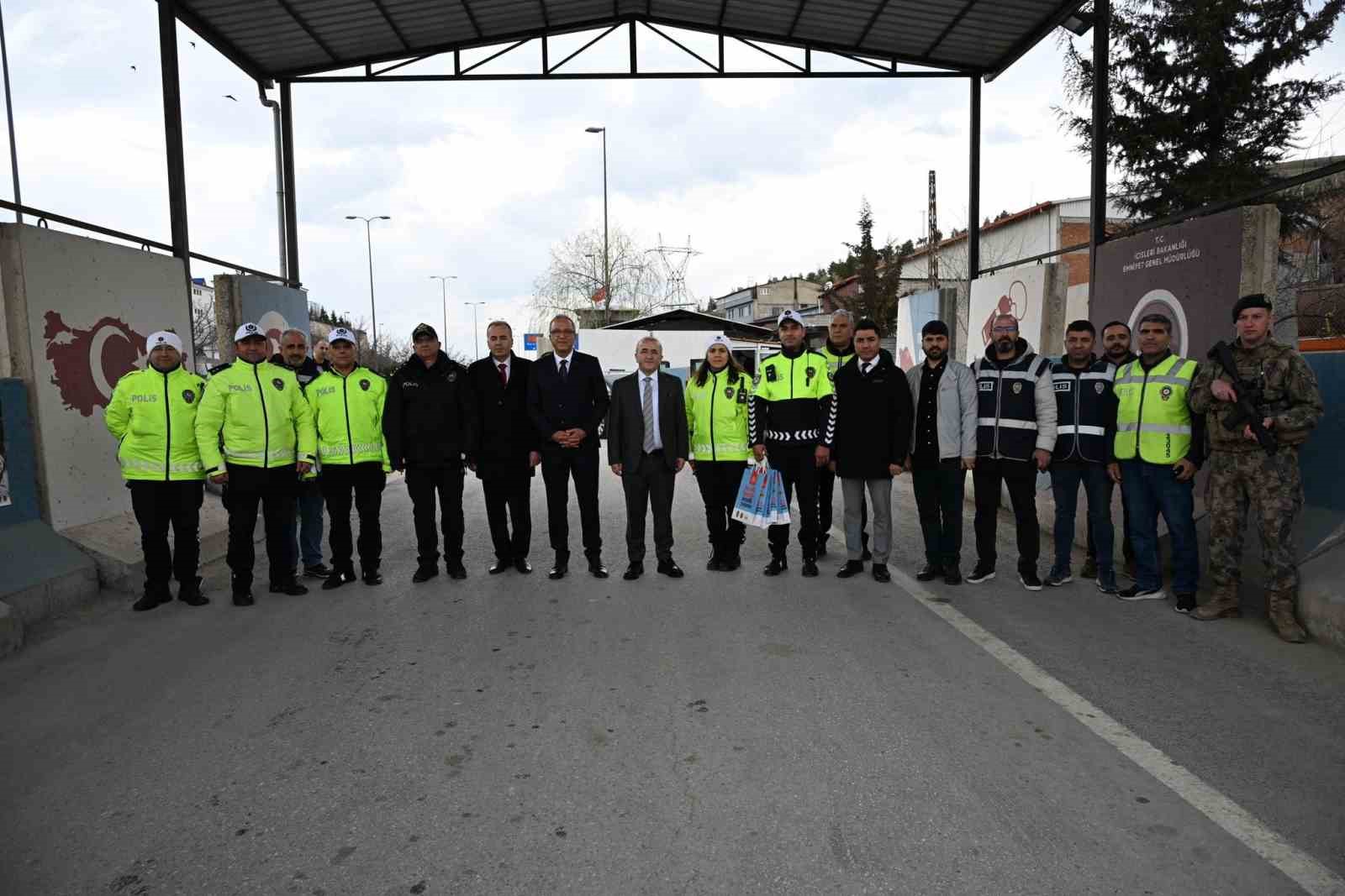 Vali Hatipoğlu, uygulama noktalarında güvenlik güçleri  ve vatandaşlarla bayramlaştı
