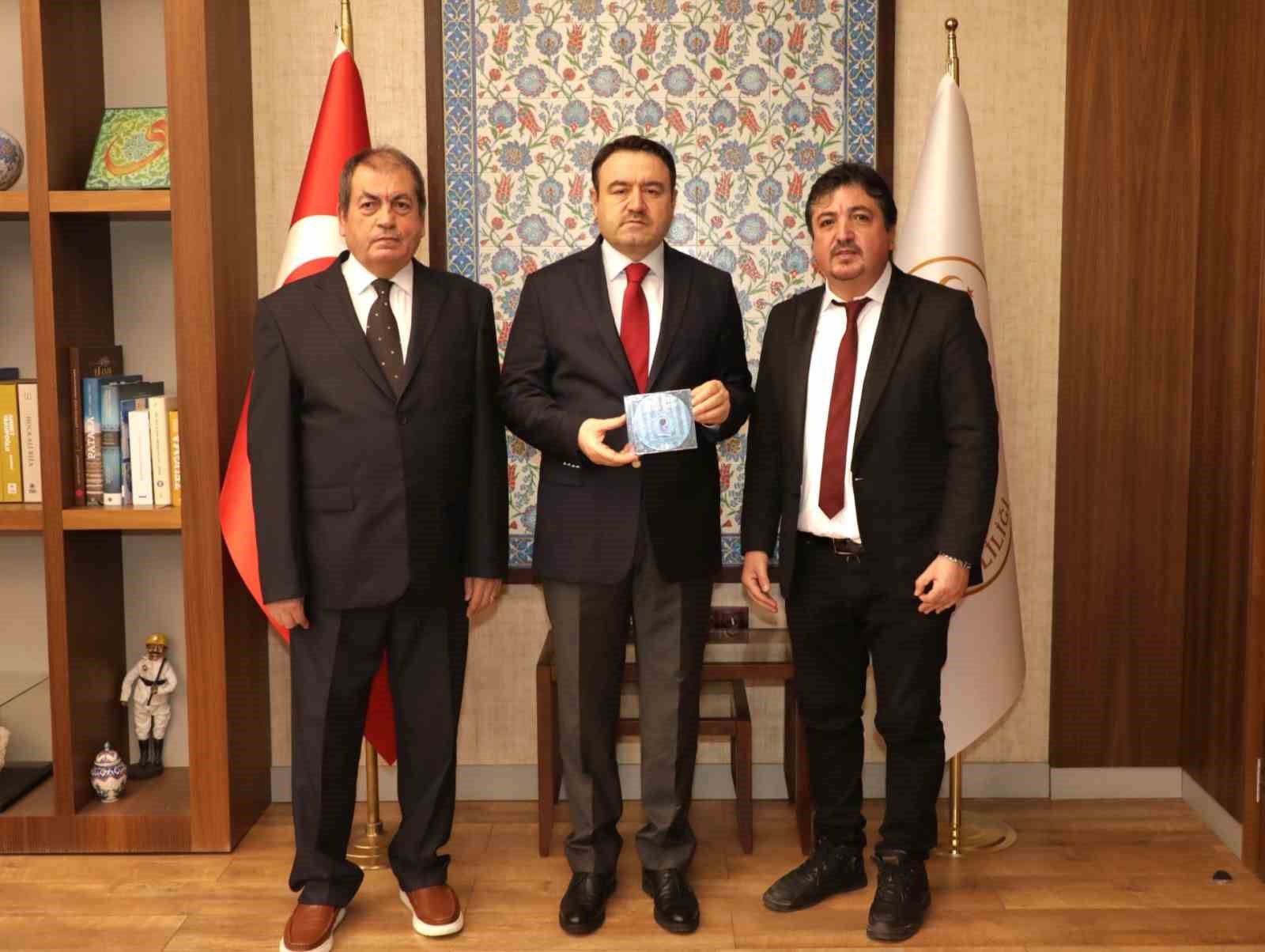 Vali Işın ve Tuğgeneral Baş’a ’Kütahyaspor 60. yıl albümü’ takdim edildi
