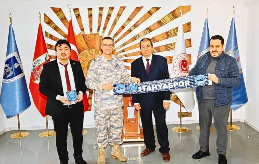 Vali Işın ve Tuğgeneral Baş’a ’Kütahyaspor 60. yıl albümü’ takdim edildi
