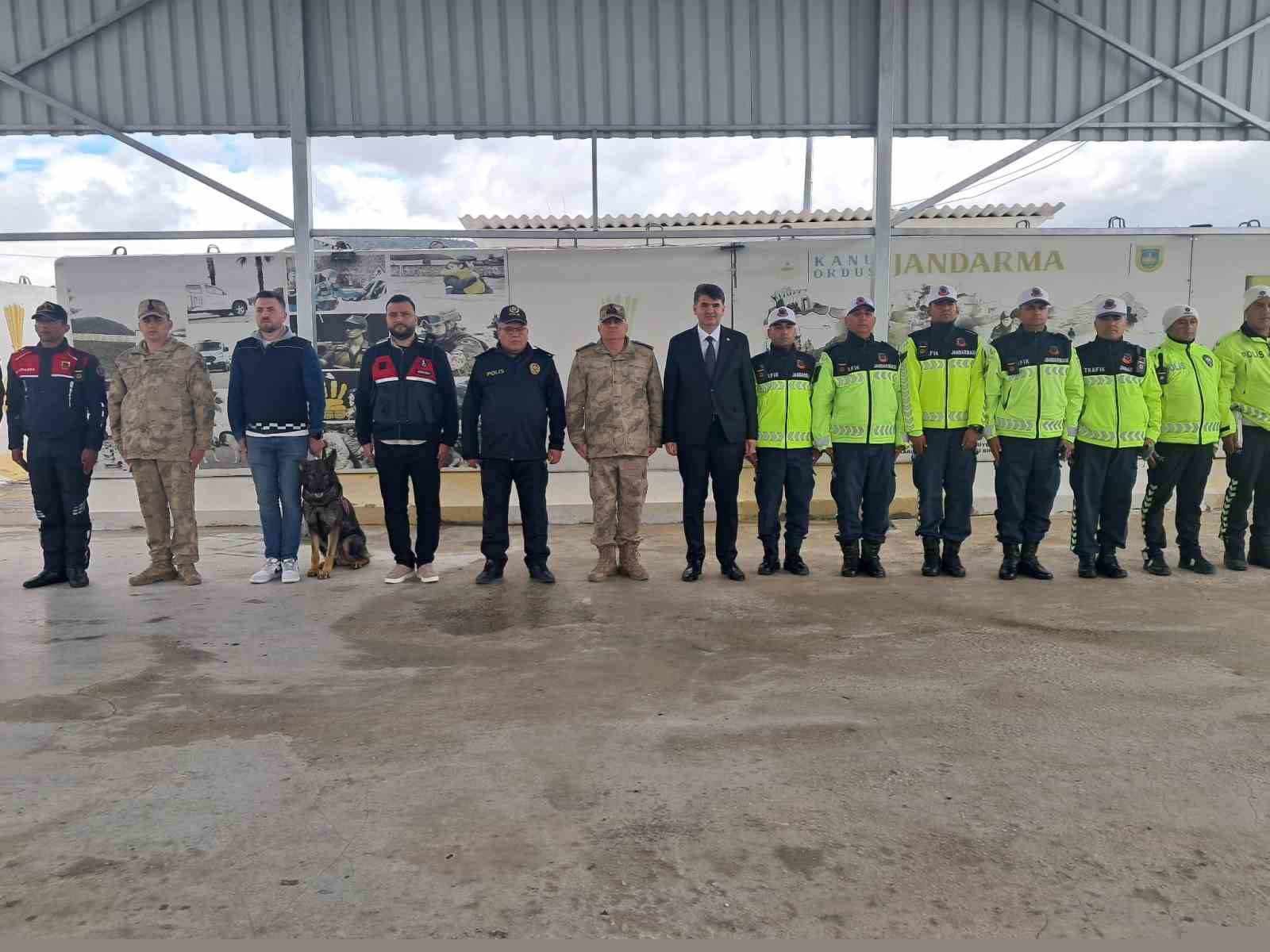 Vali Kalaylı uygulama noktasında güvenlik güçleri ve vatandaşlarla bayramlaştı
Vali Kalaylı uygulama noktasında güvenlik güçleri ve vatandaşlarla bayramlaştı