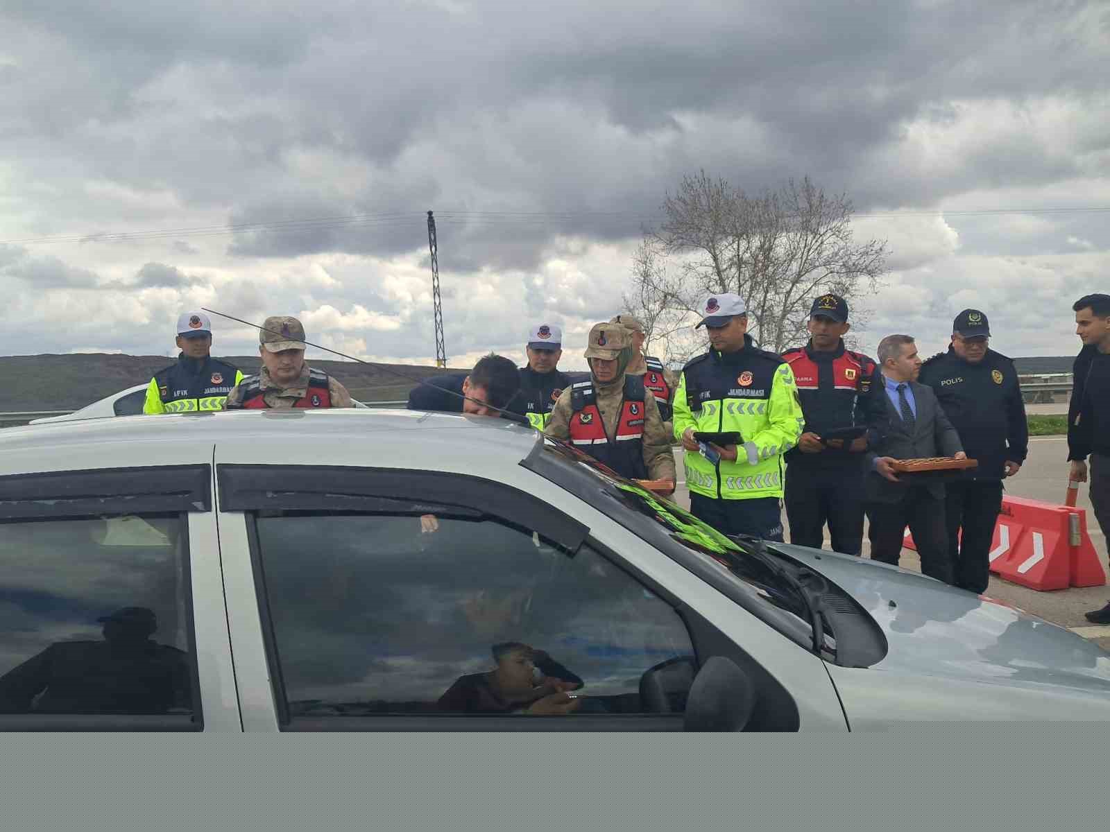 Vali Kalaylı uygulama noktasında güvenlik güçleri ve vatandaşlarla bayramlaştı
Vali Kalaylı uygulama noktasında güvenlik güçleri ve vatandaşlarla bayramlaştı