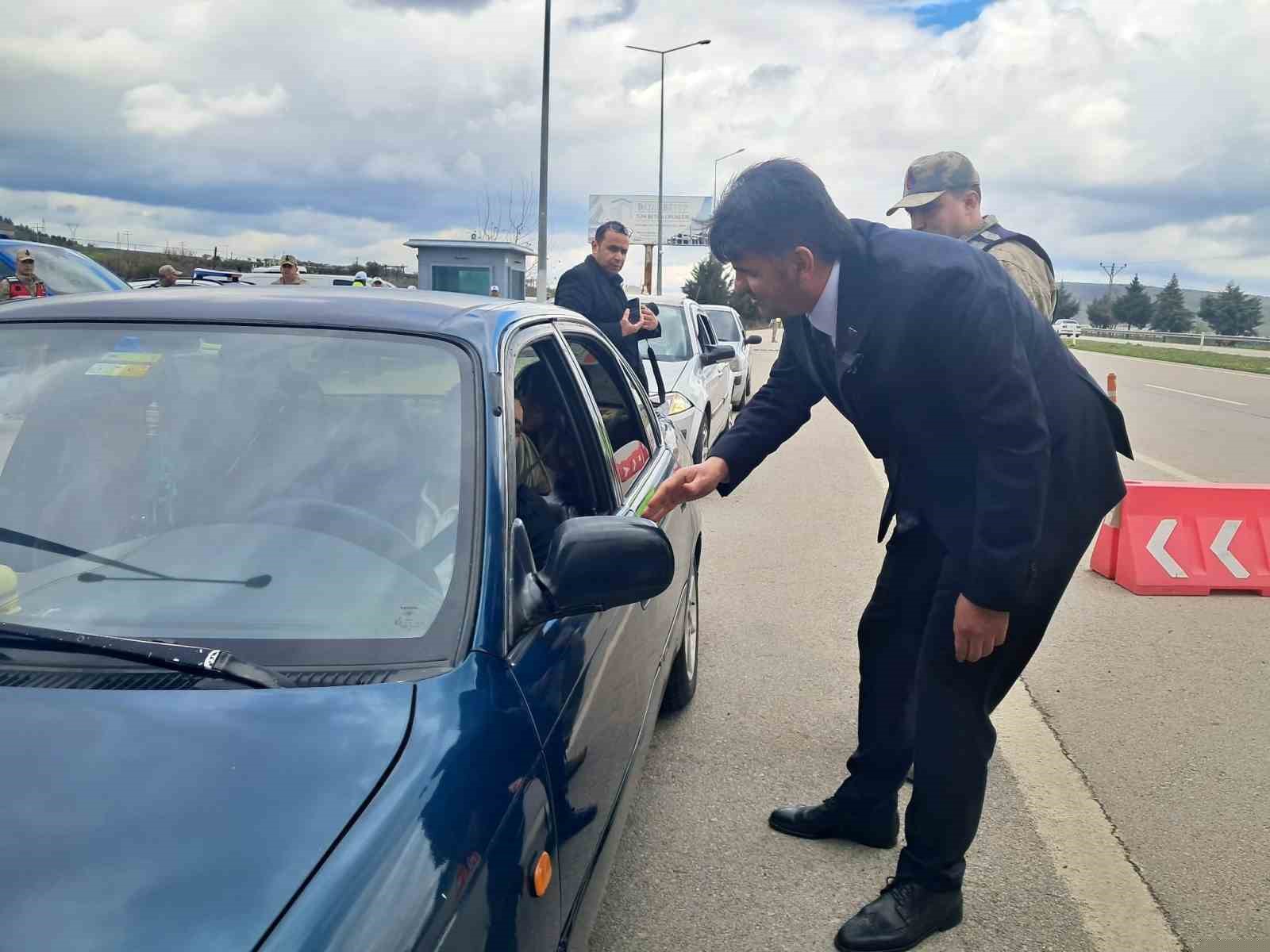 Vali Kalaylı uygulama noktasında güvenlik güçleri ve vatandaşlarla bayramlaştı
Vali Kalaylı uygulama noktasında güvenlik güçleri ve vatandaşlarla bayramlaştı