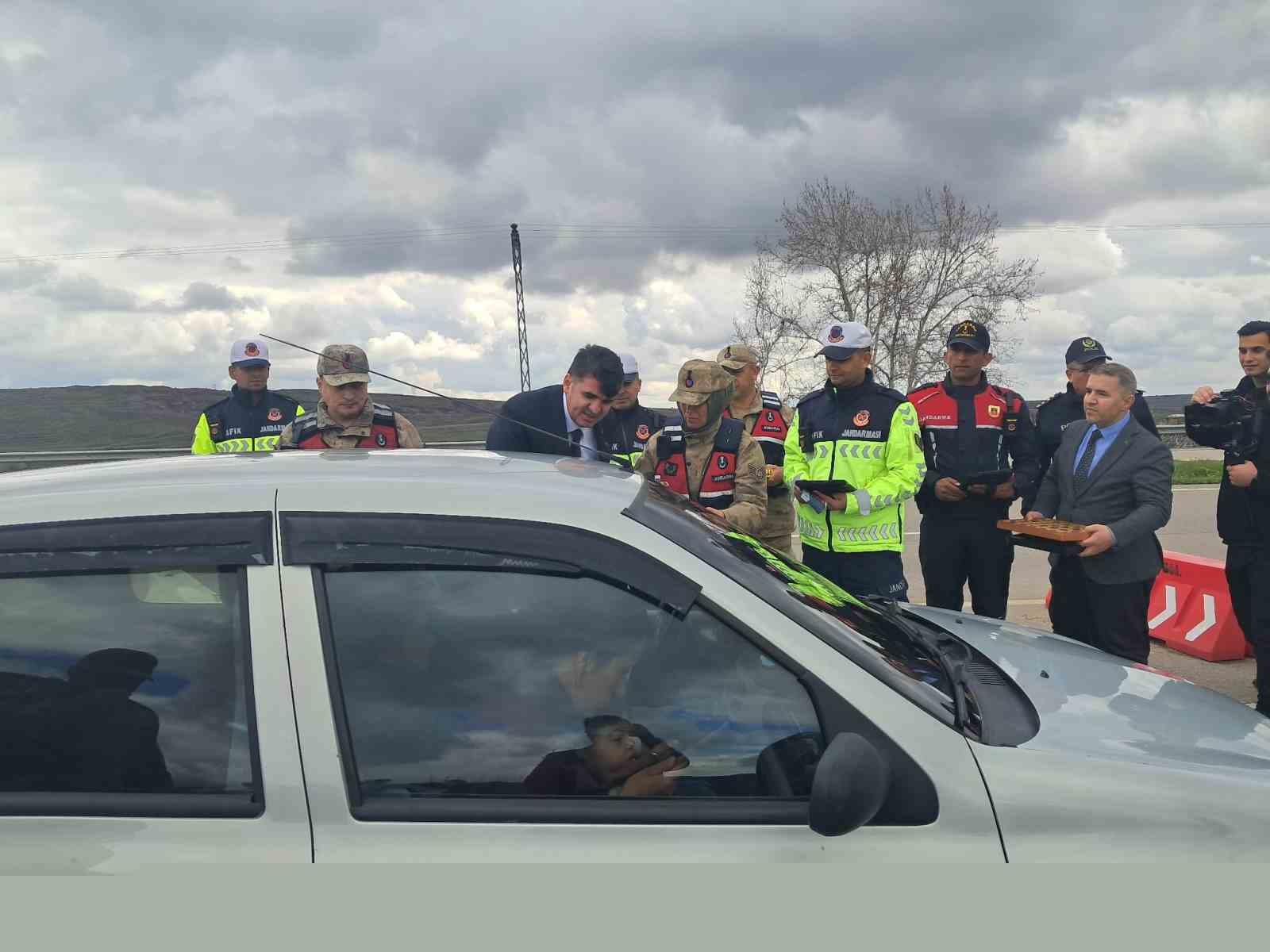 Vali Kalaylı uygulama noktasında güvenlik güçleri ve vatandaşlarla bayramlaştı
Vali Kalaylı uygulama noktasında güvenlik güçleri ve vatandaşlarla bayramlaştı