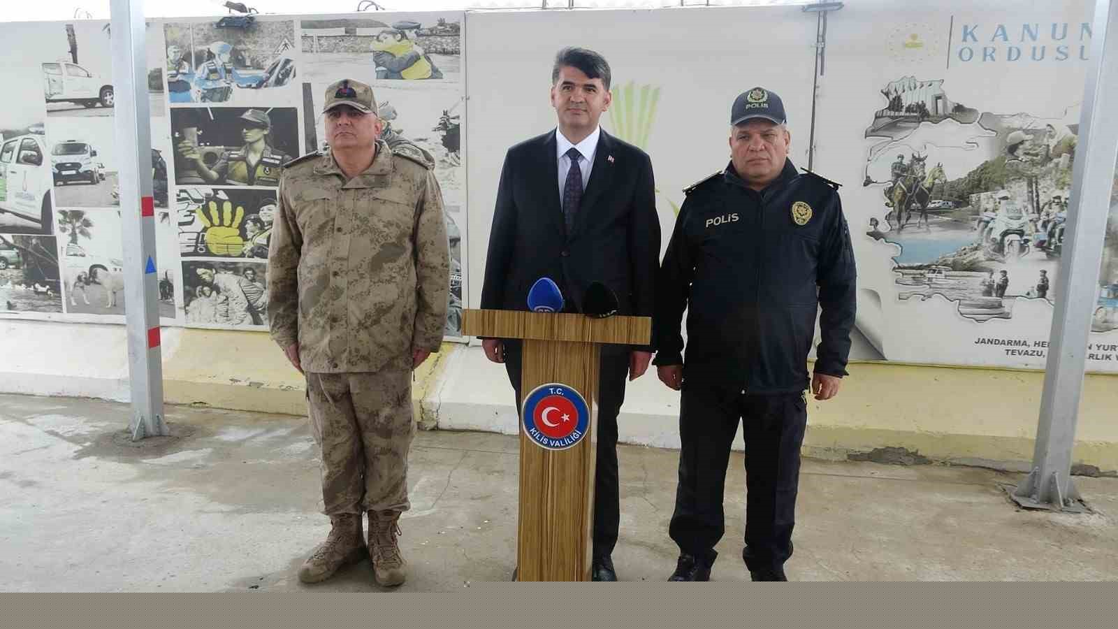 Vali Kalaylı uygulama noktasında güvenlik güçleri ve vatandaşlarla bayramlaştı
Vali Kalaylı uygulama noktasında güvenlik güçleri ve vatandaşlarla bayramlaştı