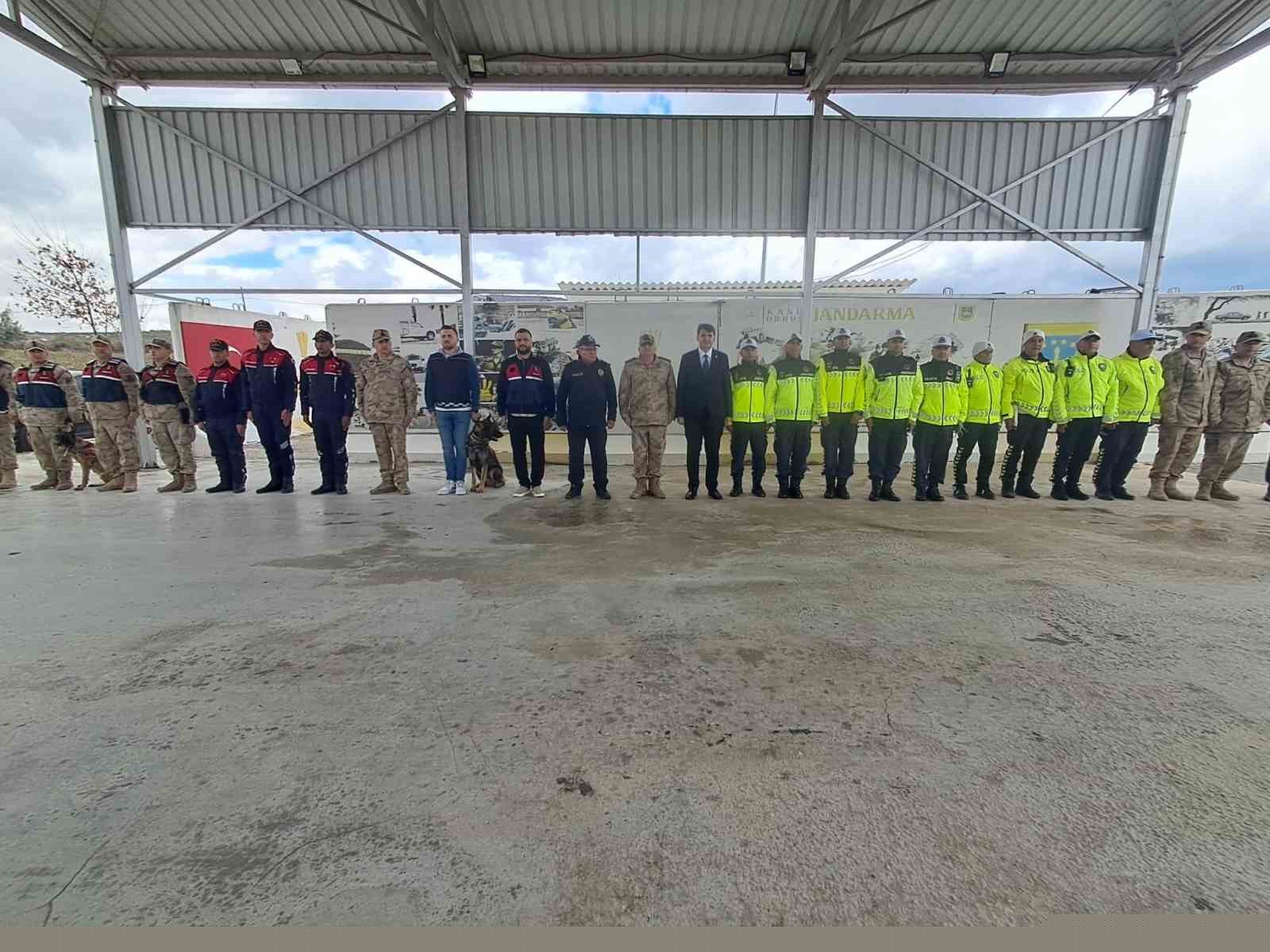 Vali Kalaylı uygulama noktasında güvenlik güçleri ve vatandaşlarla bayramlaştı
