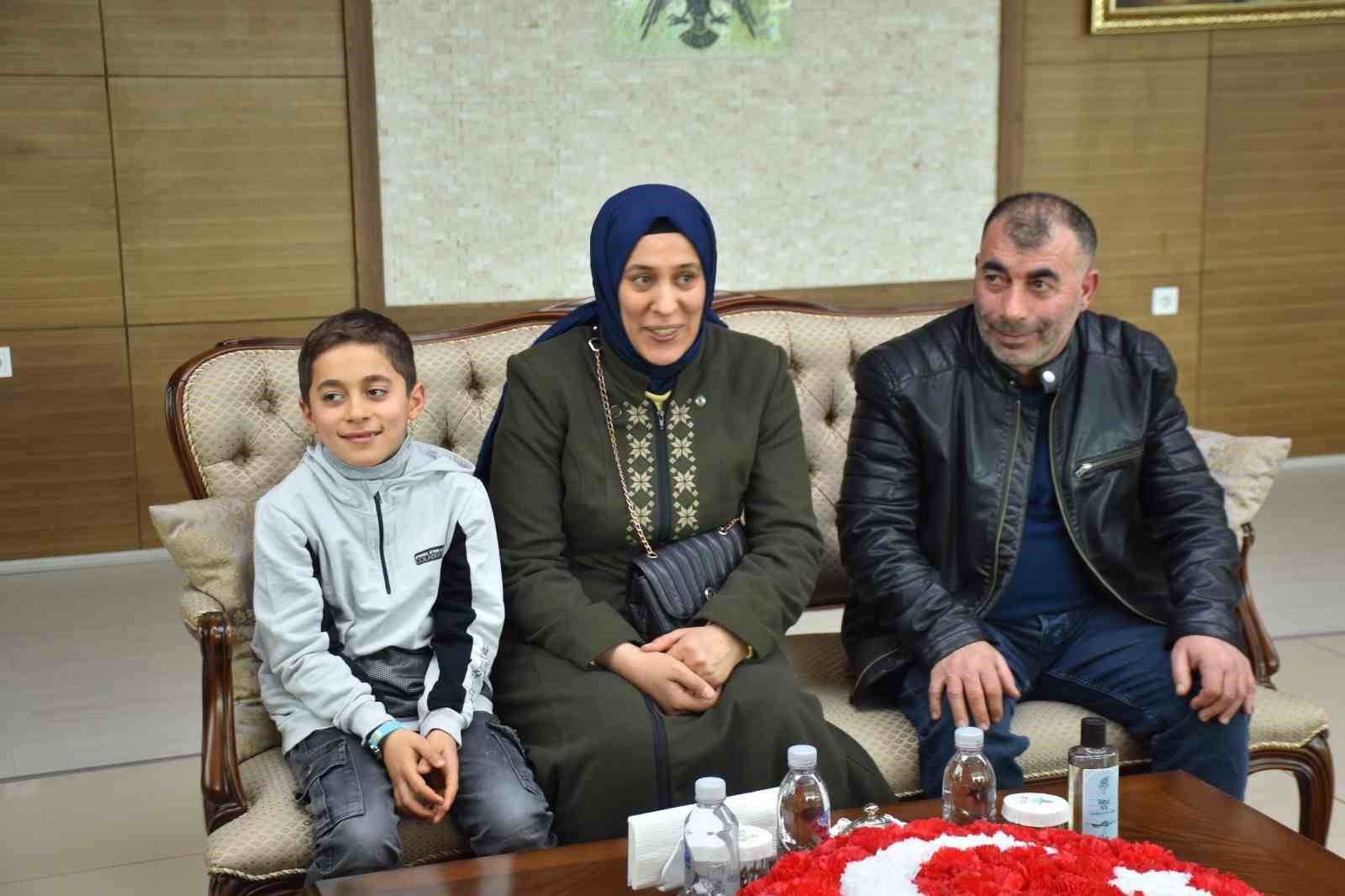 Vali Karakaya’dan kar altında İstiklal Marşı okuyan öğrenciye teşekkür
