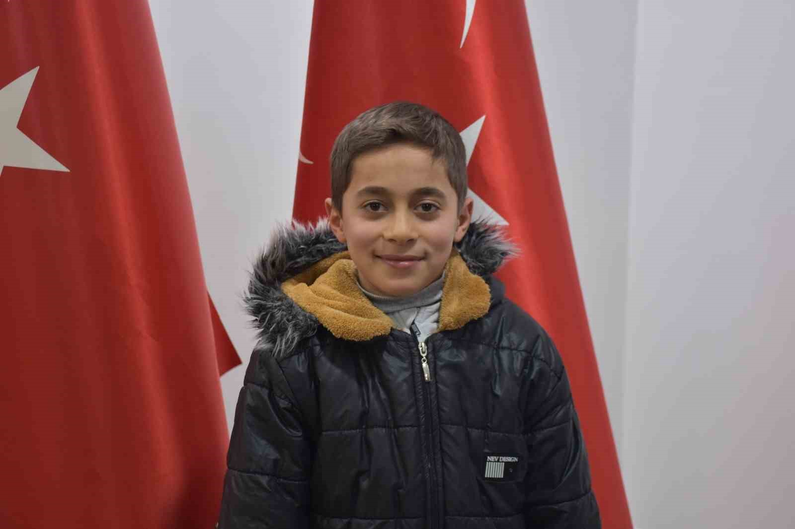 Vali Karakaya’dan kar altında İstiklal Marşı okuyan öğrenciye teşekkür
