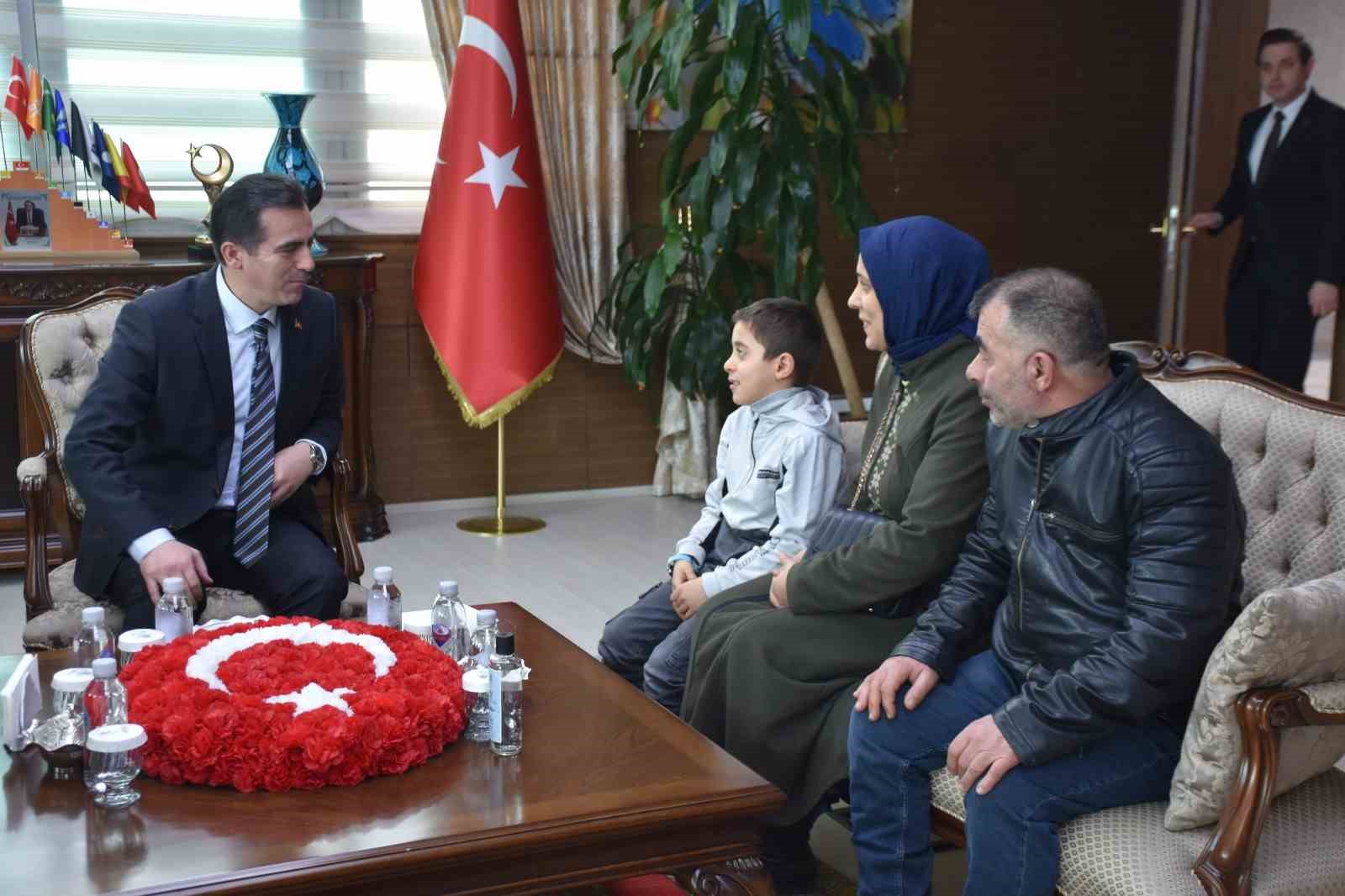 Vali Karakaya’dan kar altında İstiklal Marşı okuyan öğrenciye teşekkür
