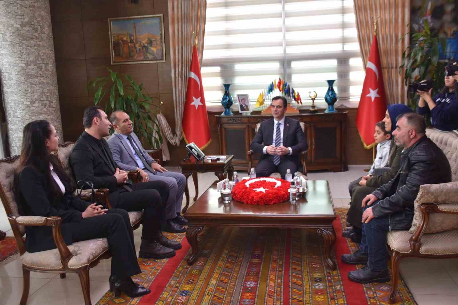 Vali Karakaya’dan kar altında İstiklal Marşı okuyan öğrenciye teşekkür
