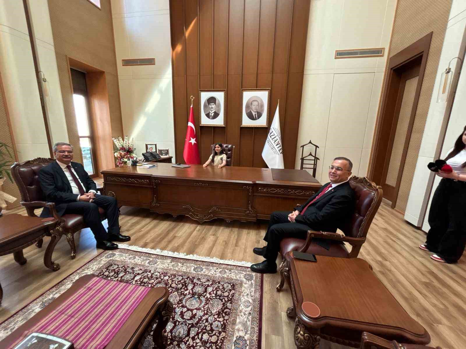 Vali Kemal Çeber, koltuğunu Eylül Lina Yıldız’a devretti
