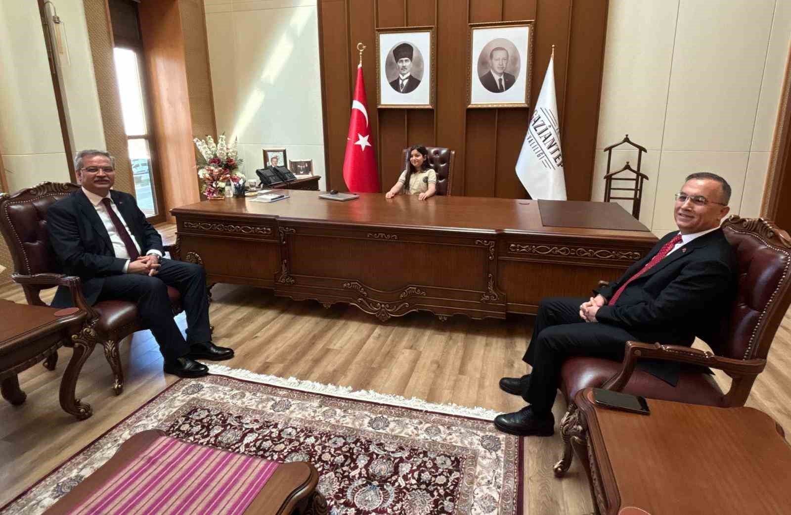 Vali Kemal Çeber, koltuğunu Eylül Lina Yıldız’a devretti
