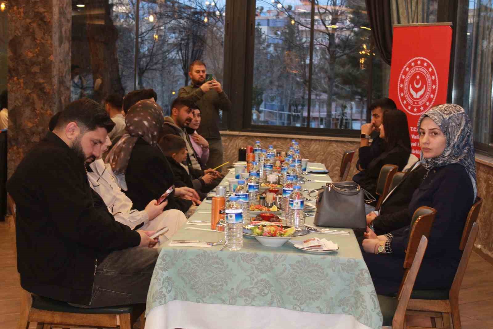 Vali Kızılkaya genç çiftlerle buluştu
