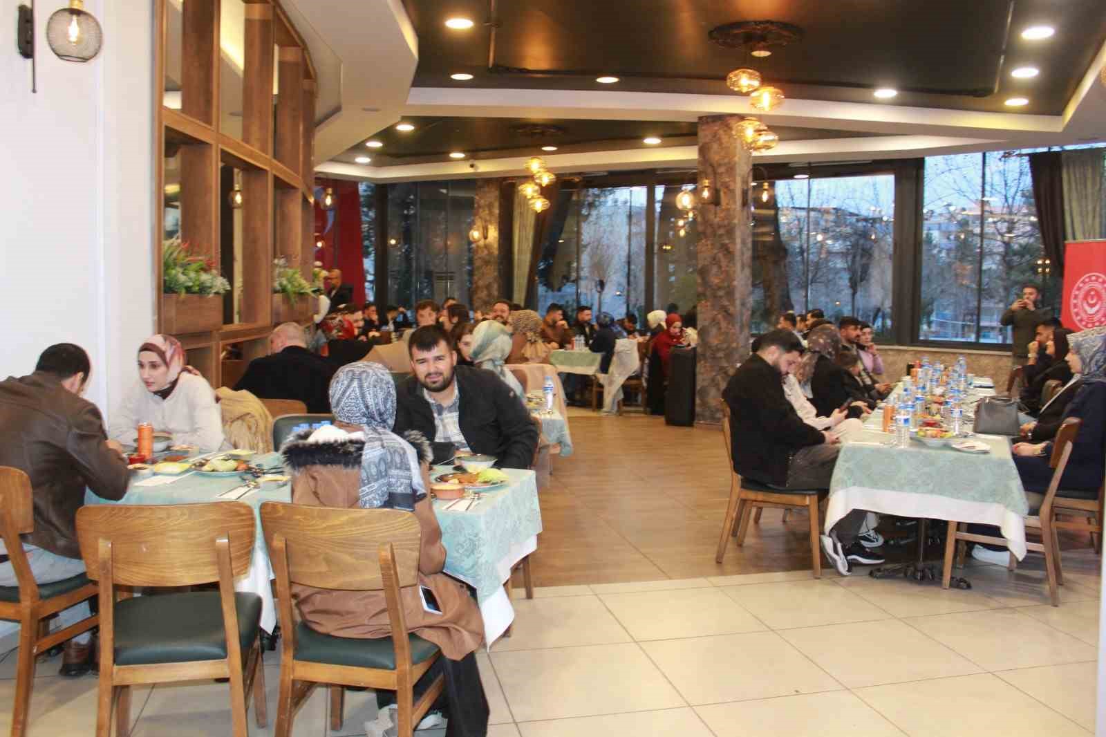 Vali Kızılkaya genç çiftlerle buluştu
