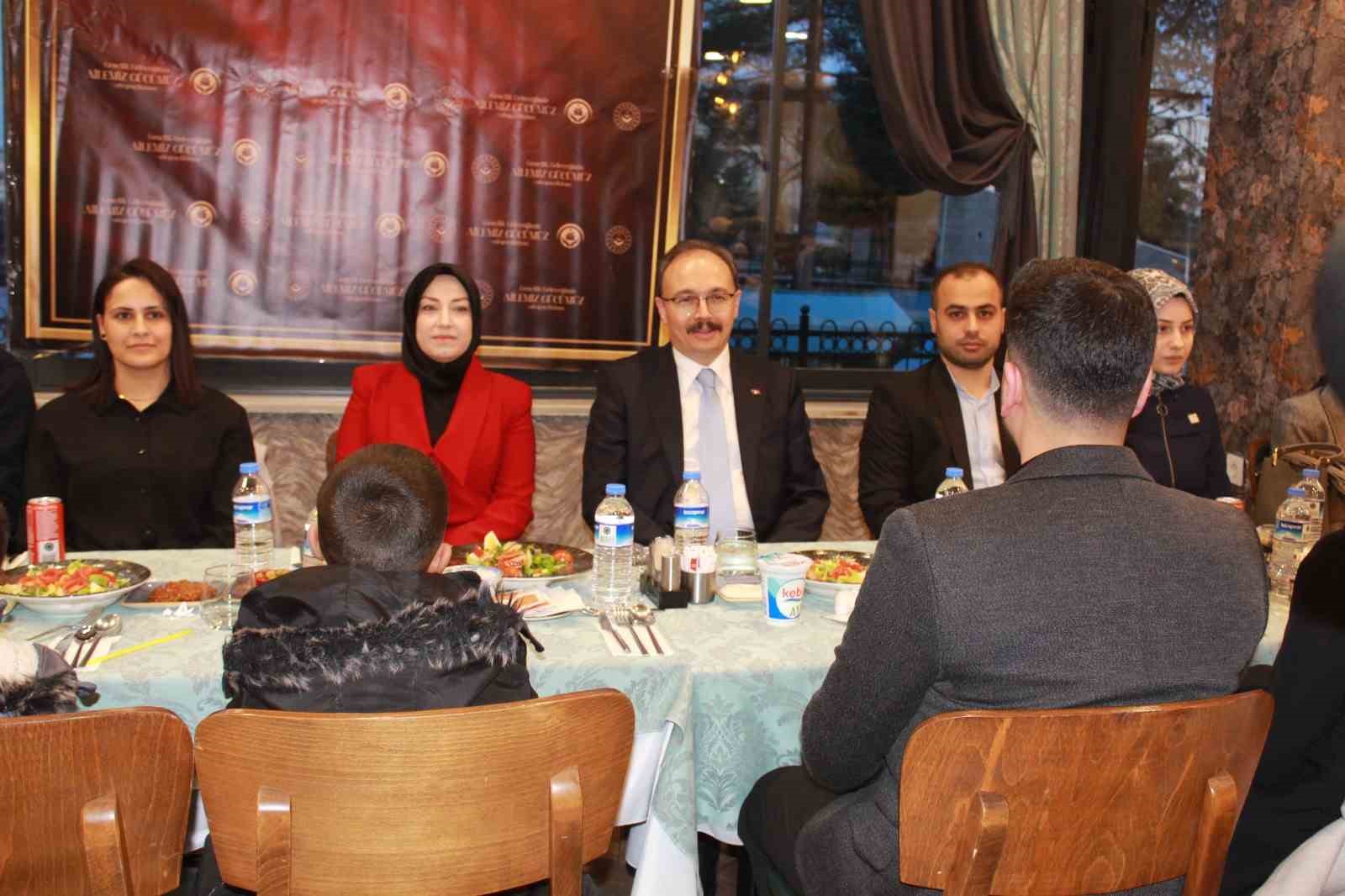 Vali Kızılkaya genç çiftlerle buluştu
