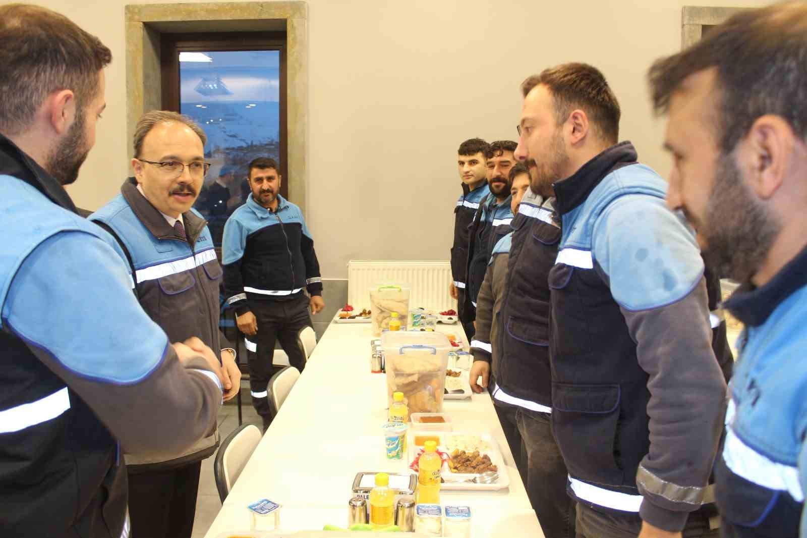 Vali Kızılkaya iftarda madencilerin sofrasında misafir oldu
