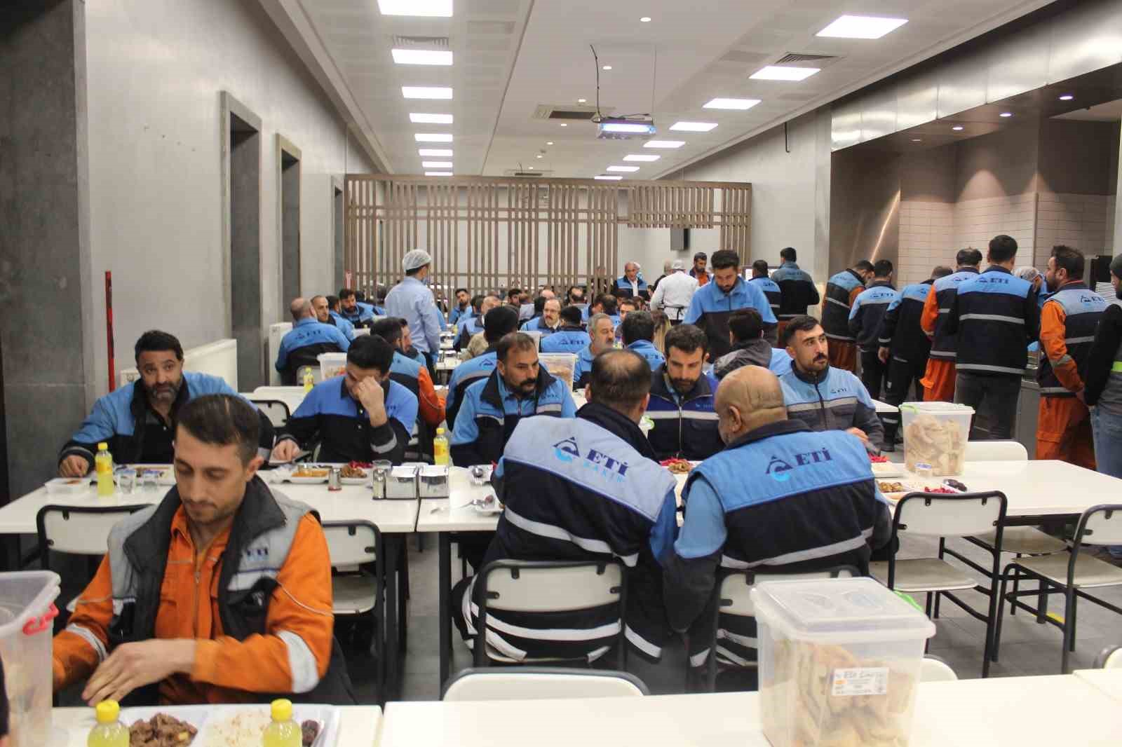 Vali Kızılkaya iftarda madencilerin sofrasında misafir oldu
