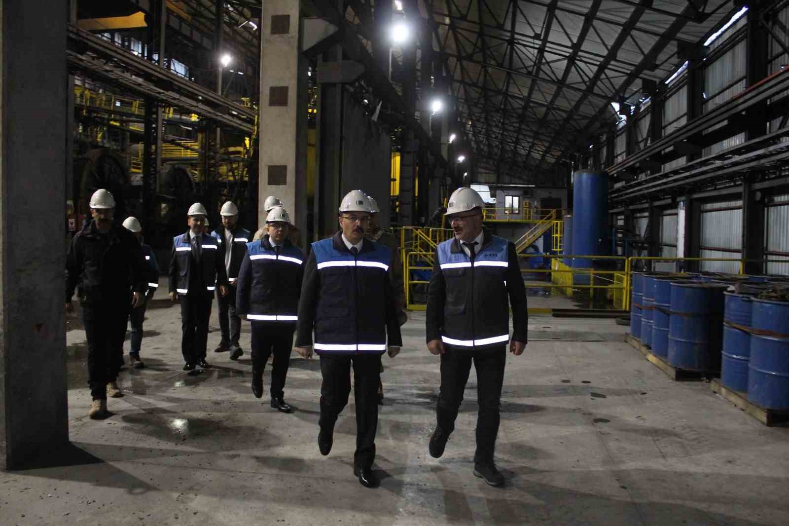 Vali Kızılkaya iftarda madencilerin sofrasında misafir oldu
