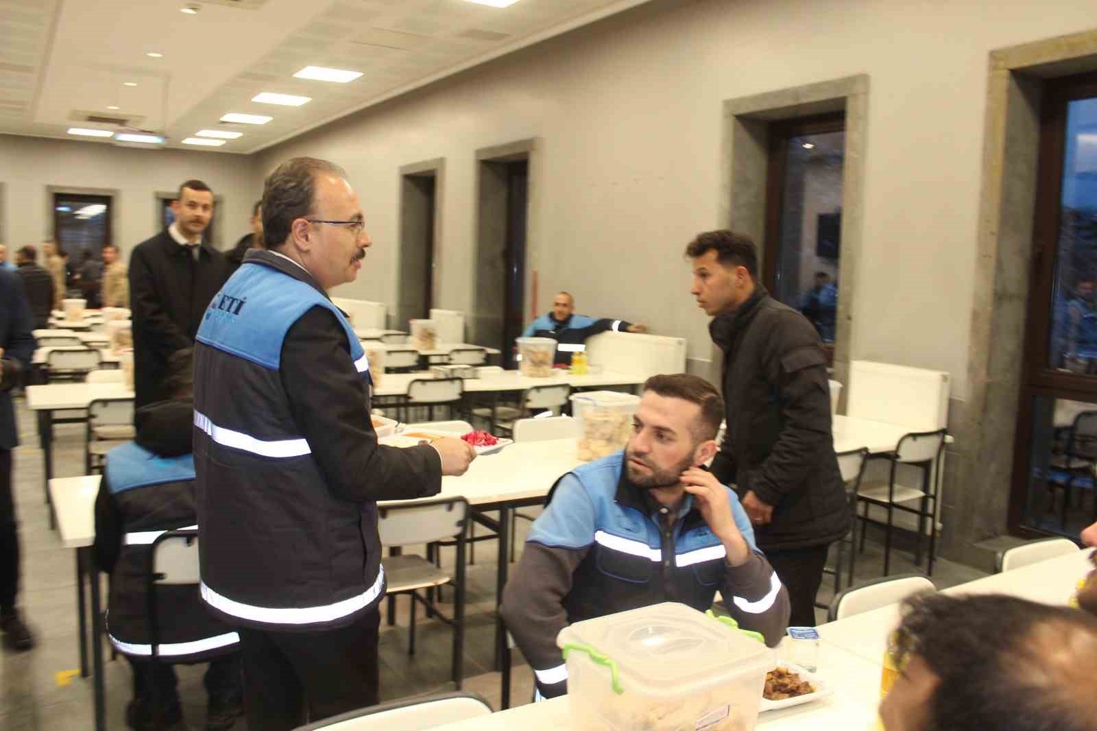 Vali Kızılkaya iftarda madencilerin sofrasında misafir oldu
