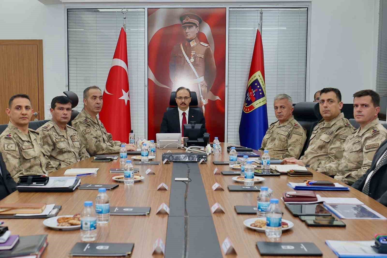 Vali Kızılkaya: "Jandarmamız, Siirt’imizin huzuru için gece gündüz görev yaparak önemli başarılara imza atıyor"
Vali Kızılkaya: "Jandarmamız, Siirt’imizin huzuru için gece gündüz görev yaparak önemli başarılara imza atıyor"