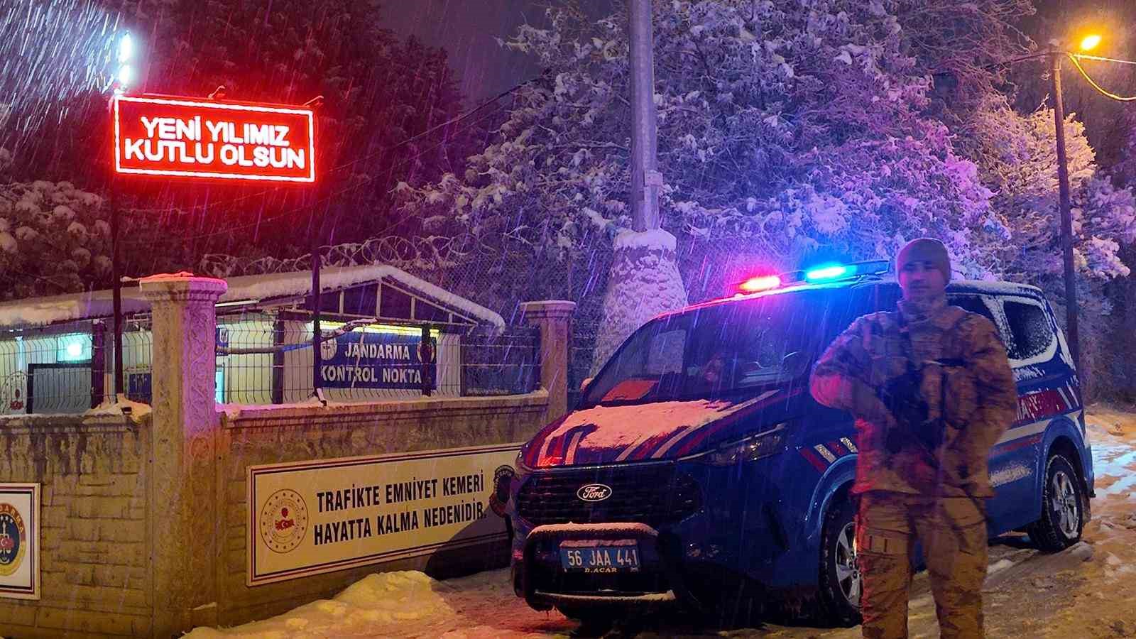 Vali Kızılkaya, yılbaşı mesaisinde denetimlerde bulundu
