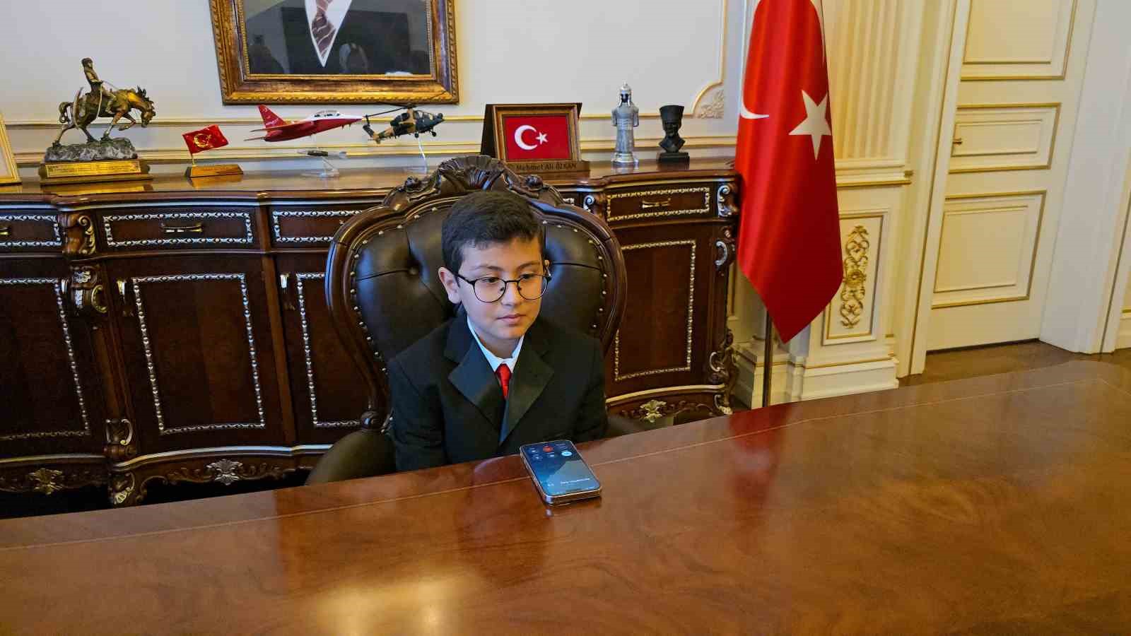 Vali koltuğuna oturdu, ilk talimatı okul güvenliği oldu
